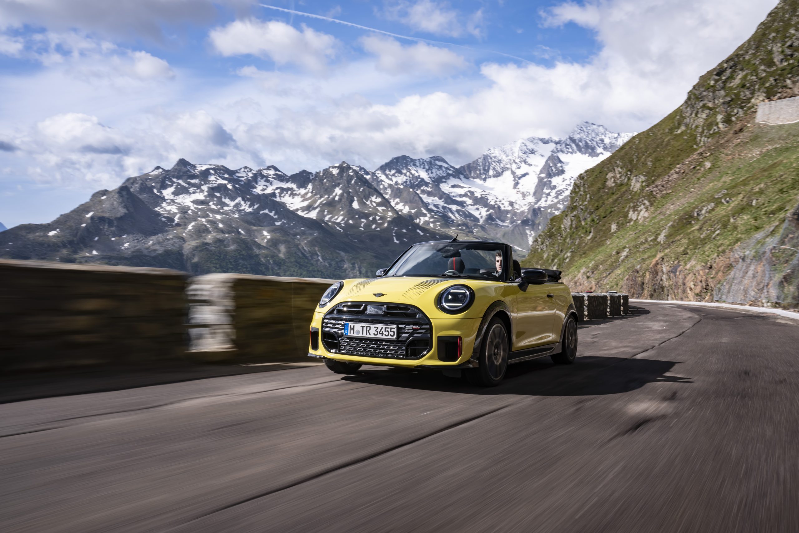 P90651354_highRes_mini-john-cooper-wor